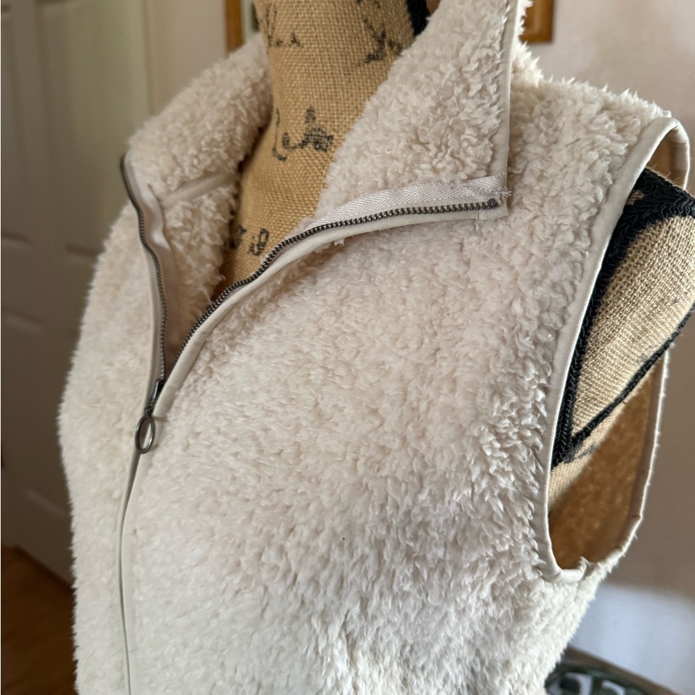 SO Ivory Color Soft & Fuzzy Vest with inside & outside Pockets! Sz Med